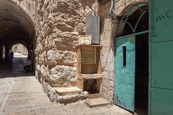 2020年6月13日イスラエル エルサレム その近くに祈りを添えて手を洗うためのシンクは イスラエルの旧市街にあるライオンゲートストリートにあります — ストック写真