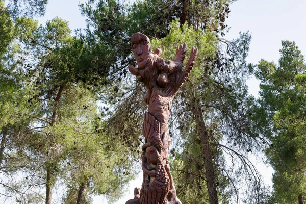 Jerusalem Israel June 2020 Standing Wooden Pillar Various Figures Carved — Stock Photo, Image