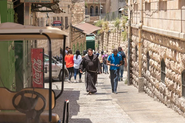 Jerusalén Israel Junio 2020 Sacerdote Turista Caminan Hablan Largo Vía — Foto de Stock