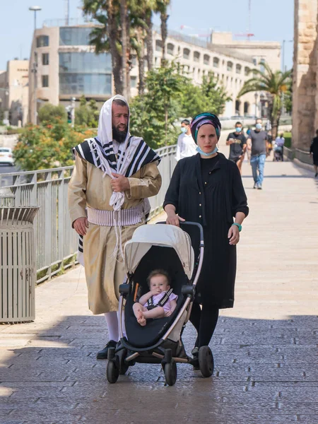 Jerusalén Israel Junio 2020 Judíos Religiosos Caminan Largo Calle Área — Foto de Stock