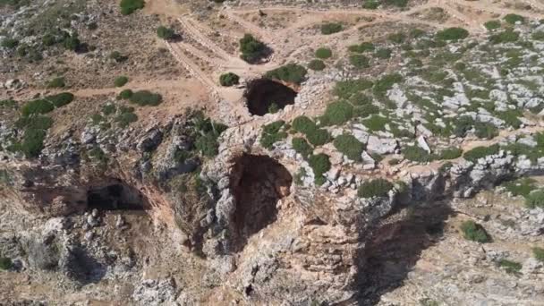 La grotte de Keshet - ancienne arche naturelle en calcaire qui enjambe les vestiges d'une grotte peu profonde avec une vue imprenable près de la ville de Shlomi en Israël — Video