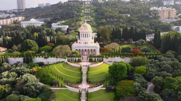 Widok z lotu ptaka na Ogród Bahai i Świątynię Bahai w Hajfie, Izrael — Wideo stockowe