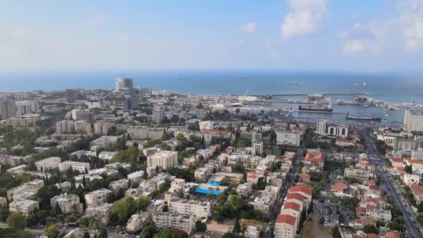 Vista aérea del centro y puerto de la ciudad de Haifa en Israel — Vídeo de stock