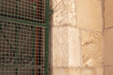 Kudüs, İsrail, 13 Haziran 2020: İsrail 'in eski Kudüs kentindeki Arap Mahallesi' nde bir yerleşim yerinin camına taştan şekiller oyulmuş.