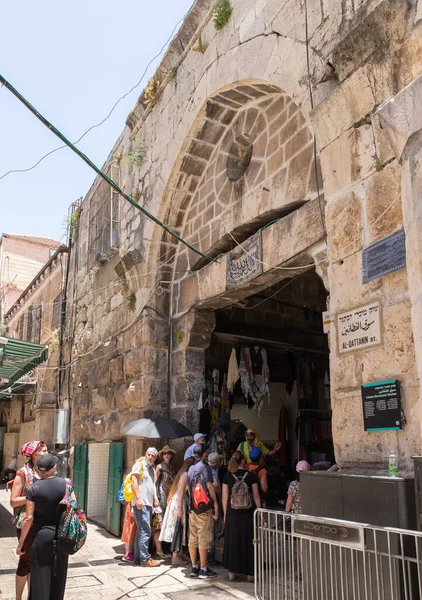 エルサレム イスラエル 2020年6月13日 観光客のグループは イスラエルのエルサレムの旧市街のアラブ地区のアル カタニン通りのアラブ市場への入り口に立っています — ストック写真