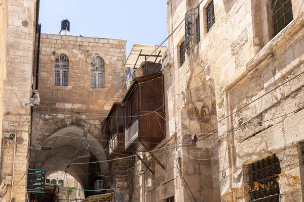 イスラエル エルサレム2020年6月13日イスラエル エルサレム旧市街アラブ クオーターのシャア シャルシェット通りの古い建物 — ストック写真