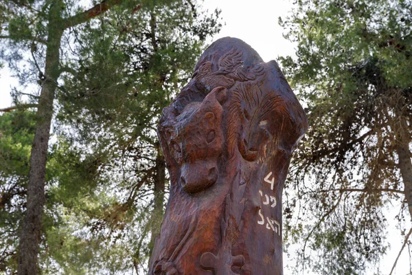 Jerusalem Israel June 2020 Standing Wooden Pillar Various Figures Carved — Stock Photo, Image