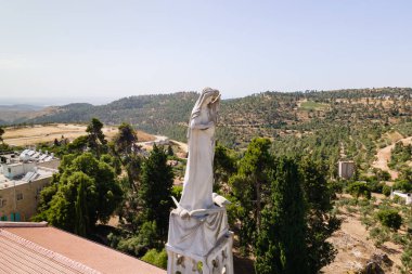 Abu Ghosh, İsrail, 13 Haziran 2020 'de İsrail' in Çeçen köyü Abu Ghosh yakınlarındaki Ahit Kilisesi 'nin çatısında kucağında bir bebekle Tanrı' nın Anası heykeli.