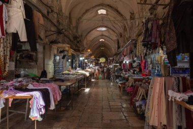 Kudüs, İsrail, 13 Haziran 2020: İsrail 'in Kudüs kentindeki Arap Mahallesi' ndeki El-Kattanin caddesinde turistler ve yerliler için her türlü hediyelik eşya satan Arap pazarı
