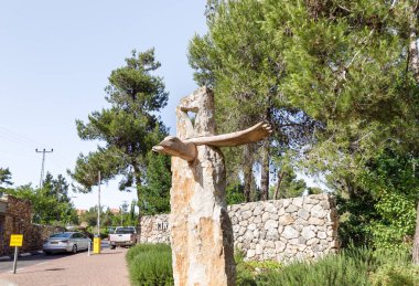 Kudüs, İsrail, 13 Haziran 2020: Har Adar ve Ebu Ghosh köylerinin yakınlarındaki Totem parkında üzerinde kuş resmi olan büyük bir taş sütun uçuyor.
