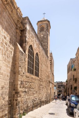 Kudüs, İsrail, 13 Haziran 2020: Turistler eski Kudüs, İsrail 'deki Arap Mahallesi' nde Aslan Kapı Sokağı ve Kırbaçlama Manastırı 'nı gezip keşfediyorlar.