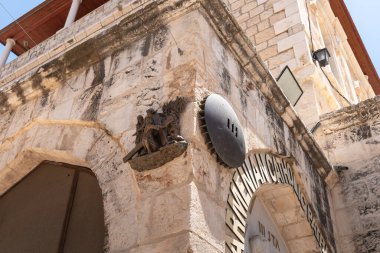 Kudüs, İsrail, 13 Haziran 2020: Eski Kudüs kentindeki Via Dolorosa Caddesi 'ndeki Üçüncü Haç İstasyonları