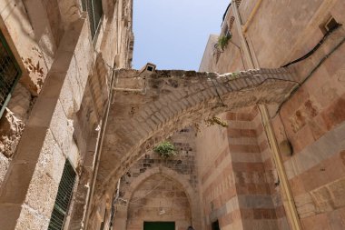 Kudüs, İsrail, 13 Haziran 2020: Shaar Barzel 'den Demir Kapı - Bab al-Hadid' in Küçük Kotel kapısı - İsrail 'in eski Kudüs kentindeki Arap Mahallesindeki Küçük Ağlama Duvarı