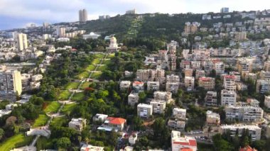 Hayfa, İsrail, 19 Haziran 2020: Hayfa şehir merkezinin havadan görünüşü, Bahai Bahçesi ve İsrail Hayfa, Bahai Tapınağı