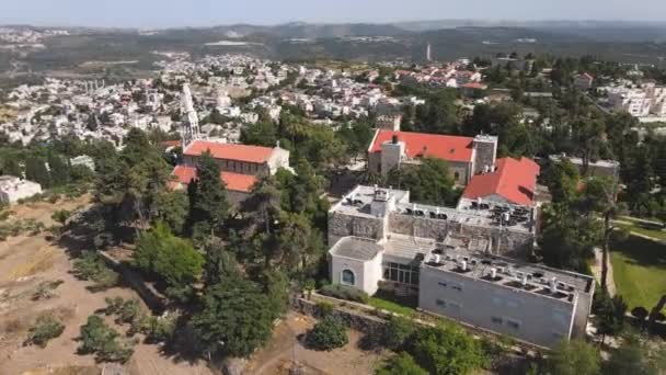 Statue of the Mother of God with a baby in her arms on the roof of the Our Lady of the Ark of the Covenant Church in the Chechen village Abu Ghosh near Jerusalem in — Stock Video