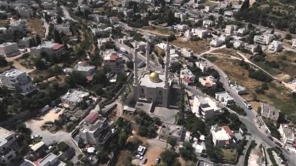 Mešita postavená Ramzanem Kadyrovem na počest jeho otce Akhmata Kadyrova ve vesnici Abu Ghosh, ve které žijí čečenští potomci v Izraeli — Stock video
