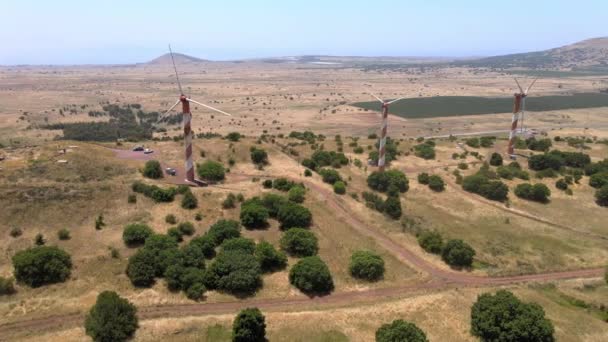Golan Heights Wind Farm adalah sebuah ladang angin Israel dengan turbin angin yang menghasilkan energi bersih terletak 1050 m di atas permukaan laut di Gunung Bnei Rasan 5 km selatan dari Quneitra di Dataran Tinggi Golan. — Stok Video