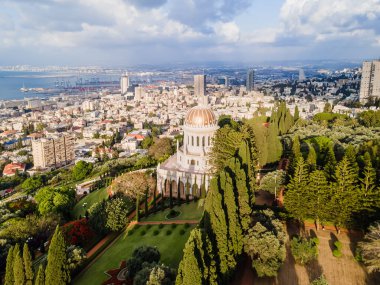 Hayfa, İsrail, 19 Haziran 2020: Bahai Bahçesi ve Bahai Tapınağı, şehir merkezi, Akdeniz kıyısındaki Hayfa limanı, İsrail