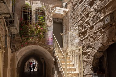 Kudüs, İsrail, 13 Haziran 2020: İsrail 'in eski Kudüs kentindeki El-Hakkari Caddesi' ndeki eski binalar