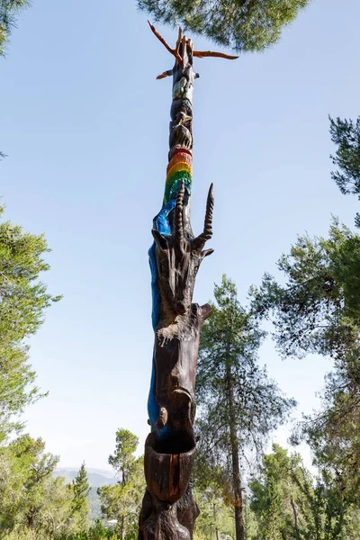 Иерусалим Израиль Июня 2020 Года Стоящий Деревянный Столб Различными Фигурами — стоковое фото