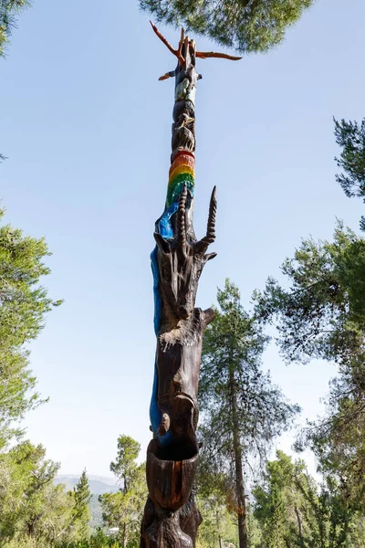 Jerusalem Israel June 2020 Standing Wooden Pillar Various Figures Carved — Stock Photo, Image