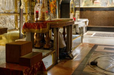 Kudüs, İsrail, 13 Haziran 2020: İnanan adam İsrail 'in eski Kudüs kentindeki Kutsal Mezar Kilisesi' nde diz çöküp dua ediyor.