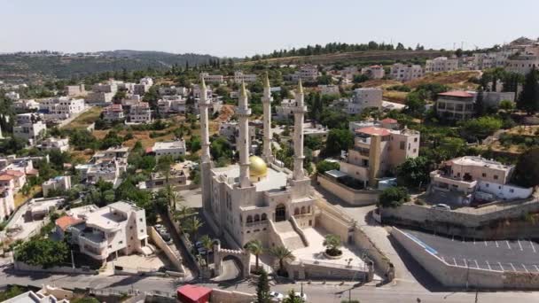 Ιερουσαλήμ, Ισραήλ, 13 Ιουνίου 2020: Ένα τζαμί χτισμένο από τον Ramzan Kadyrov προς τιμήν του πατέρα του Akhmat Kadyrov στο χωριό Abu Ghosh, στο οποίο ζουν οι απόγονοι των Τσετσένων στο Ισραήλ — Αρχείο Βίντεο