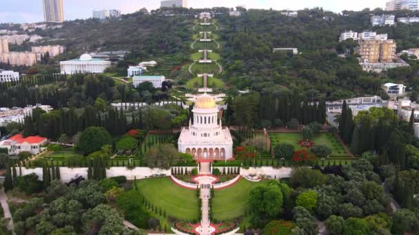 Haifa, Israel, 19. Juni 2020: Luftaufnahme des Bahai Gartens und des Bahai Tempels in Haifa, Israel — Stockvideo