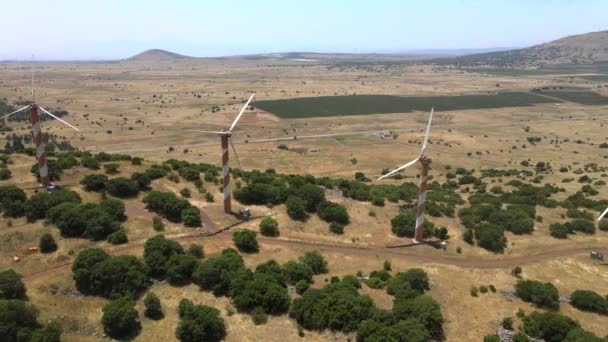 Větrná farma Golan Heights je izraelská větrná farma s větrnými turbínami, které generují čistou energii se nachází 1050 m nad mořem na hoře Bnei Rasan 5 km jižně od Quneitra v Golan Heights. — Stock video