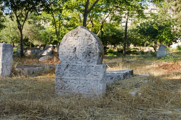 以色列耶路撒冷 2020年6月13日 以色列耶路撒冷Mamila区被遗弃的阿拉伯公墓墓碑上的墓碑 — 图库照片