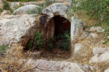 Kudüs, İsrail, 13 Haziran 2020 'de İsrail' in başkenti Kudüs 'te batan güneşin ışığında Bloomfield Parkı' nda Kral Herod 'un eşlerinden birinin terk edilmiş mezarı.
