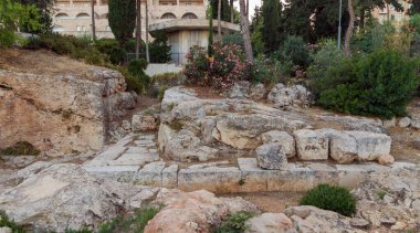 Kudüs, İsrail, 13 Haziran 2020: Kral Herod 'un eşlerinden birinin mezarının yakınındaki anıtın kalıntıları Blumfield parkında, İsrail' in Kudüs kentindeki güneşin ışığı altında.