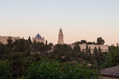 Kudüs, İsrail, 26 Haziran 2020: Kudüs Mishkenot Sheanim - Hutzot Hayotzer Mahallesi 'nden İsrail' in başkenti Kudüs 'te batan güneşin ışığı altında Dormition Manastırı' na
