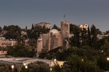 Kudüs, İsrail, 26 Haziran 2020: Kudüs Mishkenot Sheanim - Hutzot Hayotzer Mahallesi 'nden St. Andrew İskoç Anıt Kilisesi' ne Kudüs, İsrail 'de batan güneşin ışığı altında