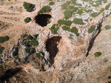 Keshet Mağarası - İsrail 'in Shlomi şehrinde geniş manzaralı sığ bir mağaranın kalıntılarını kaplayan antik doğal kireçtaşı kemeri.