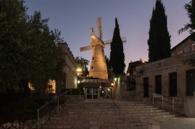 Kudüs, İsrail, 26 Haziran 2020: 1857 'de inşa edilen ünlü Montefiore Değirmeni, şimdi komşu manzaralı ve İsrail' in Kudüs kentindeki güneşin ışığı altında şarap tatma merkezli bir ziyaretçi merkezi.