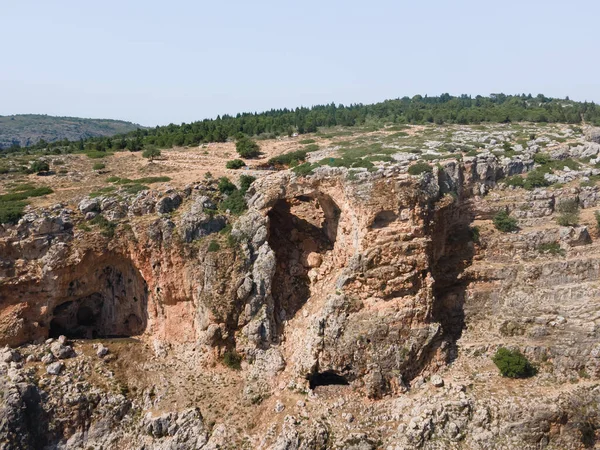 Keshet洞窟 イスラエルのShlomi市の近くに壮大な景色を望む浅い洞窟の遺跡にまたがる古代の天然石灰岩のアーチ — ストック写真