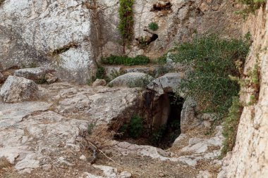 Kudüs, İsrail, 13 Haziran 2020 'de İsrail' in başkenti Kudüs 'te batan güneşin ışığında Bloomfield Parkı' nda Kral Herod 'un eşlerinden birinin terk edilmiş mezarı.