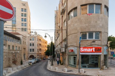 Kudüs, İsrail, 13 Haziran 2020, Kudüs, İsrail 'deki Mamila Mahallesi' nde batan güneşin ışığında Kral David Caddesi ve Ben Shimon Sokağı 'nın köşesi.