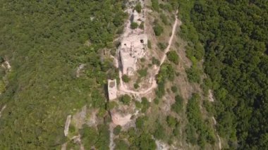 Montfort Kalesi 'nin kalıntıları Kuzey İsrail' deki Yukarı Celile 'de yüksek bir tepede yer almaktadır. 13. yüzyılda Töton Düzeni' nin büyük efendilerinin eski evi.