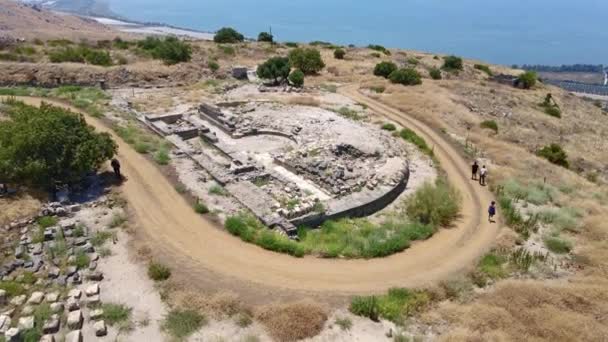 Vue aérienne sur les ruines de la ville grecque romaine Hippus Susita situé sur la colline sur les hauteurs du Golan dans le nord d'Israël sur la mer de Galilée — Video