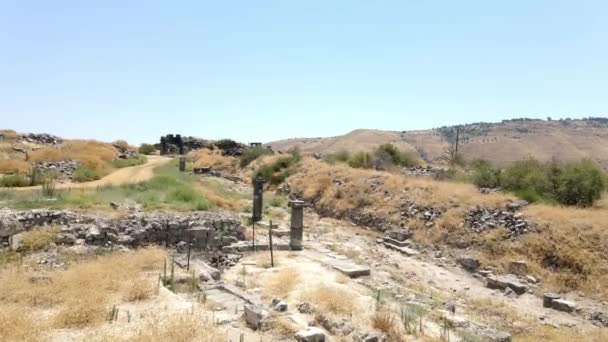 Vista aérea para as ruínas do grego - cidade romana Hipo - Susita localizado na colina nas colinas de Golã, no norte de Israel, no Mar da Galiléia — Vídeo de Stock
