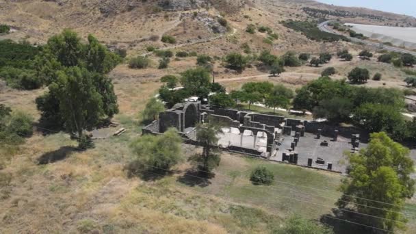 Αεροφωτογραφία στα ερείπια του Κουρσί - ενός μεγάλου βυζαντινού μοναστηριού του 8ου αιώνα, στο οποίο ο Ιησούς Χριστός έκανε θαύματα στις ακτές της λίμνης Τιβεριάς, στα υψώματα του Γκολάν.. — Αρχείο Βίντεο