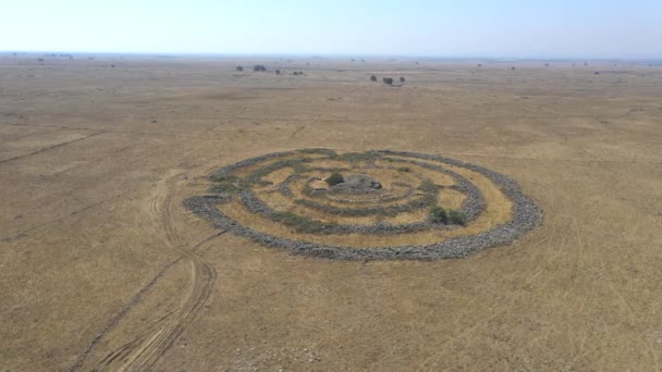 Pozostałości megalitycznego kompleksu wczesnej epoki brązu - koła duchów - Rujum Al-Hiri - Gilgal Refeem - na wzgórzach Golan w Izraelu — Wideo stockowe