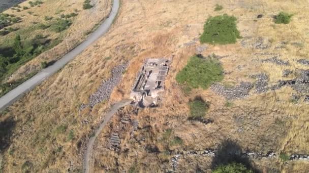Ruiny synagogi Dir Aziz, zbudowanej w okresie bizantyjskim, na początku VI wieku naszej ery. Znajduje się na wzgórzach Golan w Izraelu.. — Wideo stockowe