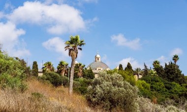 İsrail 'in kuzeyindeki Haifa kentindeki Carmel Dağı' nda bulunan Stella Maris Manastırı 'na kadar uzanan Carmel Dağı' nın yamacına bakın.