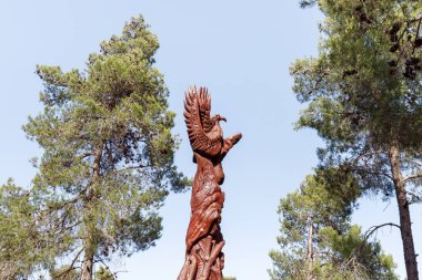 Kudüs, İsrail, 13 Haziran 2020: Har Adar ve Abu Ghosh köylerinin yakınlarındaki Totem parkında çeşitli şekillerde oyulmuş ayakta duran tahta bir sütun.