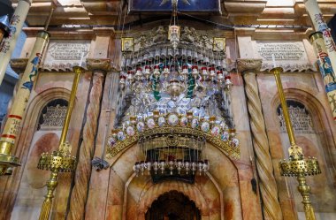 Kudüs, İsrail, 13 Haziran 2020: Eski Kudüs, İsrail 'deki Kudüs' ün Kutsal Mezar Odası 'nda Kuvuklia' nın girişi üzerinde simgeler ve lambalar