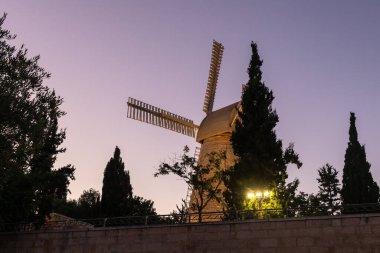 Kudüs, İsrail, 26 Haziran 2020: 1857 'de inşa edilen ünlü Montefiore Değirmeni, şimdi komşu manzaralı ve İsrail' in Kudüs kentindeki güneşin ışığı altında şarap tatma merkezli bir ziyaretçi merkezi.