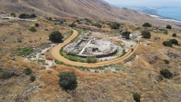 Uitzicht vanuit de lucht op de ruïnes van de Grieks-Romeinse stad Hippus - Susita gelegen op de heuvel op de Golanhoogten in het noorden van Israël op het Meer van Galilea — Stockvideo